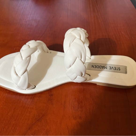 Adorable white braided sandals, size 6 - Picture 2 of 2